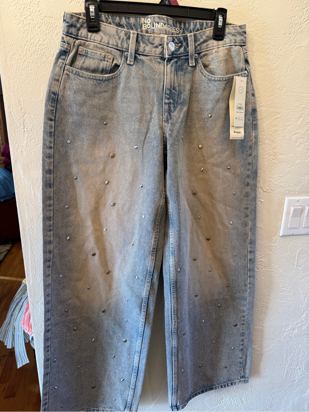 No Boundaries Womenโs Light Wash Studded Baggy Jeans Sz 4 NEW